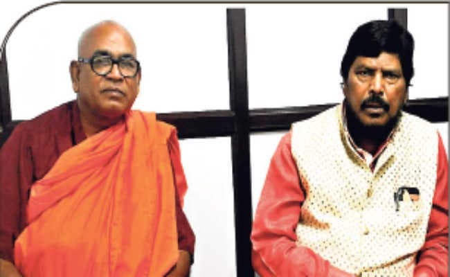 कोलकाता : केंद्रीय राज्य मंत्री रामदास आठवले ने की ममता की सराहना, बोले - एनडीए के साथ आयें ममता, महागठबंधन से होगा मोदी को महाफायदा