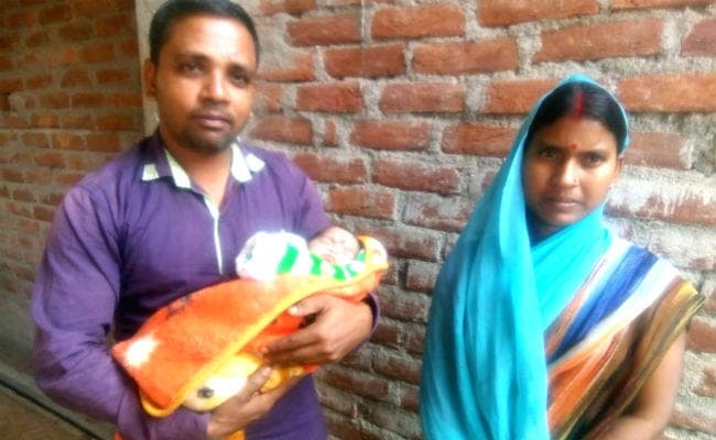 बेटी बचाओ अभियान के लिए आदर्श बने दंपति, धनतेरस के दिन बच्ची को लिया गोद