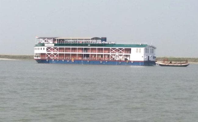 राजमहल : हॉलैंड के पर्यटकों को लेकर आ रही एलसीटी गंगा नदी में फंसी