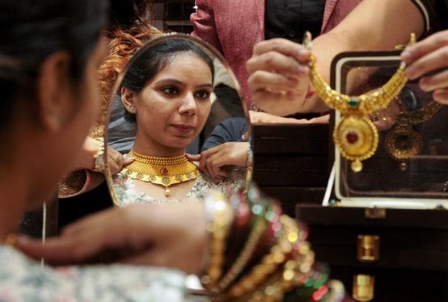 धनतेरस पर कुछ यूं सजा बाजार, देखें कुछ तस्वीरें