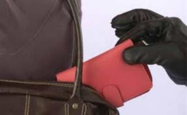 भीड़भाड़ में पॉकेटमारी करते दो किशोर धराये, पहले भी पॉकेटमारी में जेल जा चुका है किशोर