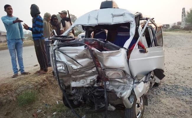 झारखंड से उत्तर प्रदेश जा रहे एक ही परिवार के तीन लोगों की बिहार में सड़क दुर्घटना में मौत