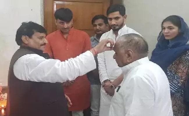 मुलायम संग शिवपाल यादव ने मनायी दिवाली कहा, नेताजी का आर्शीवाद है