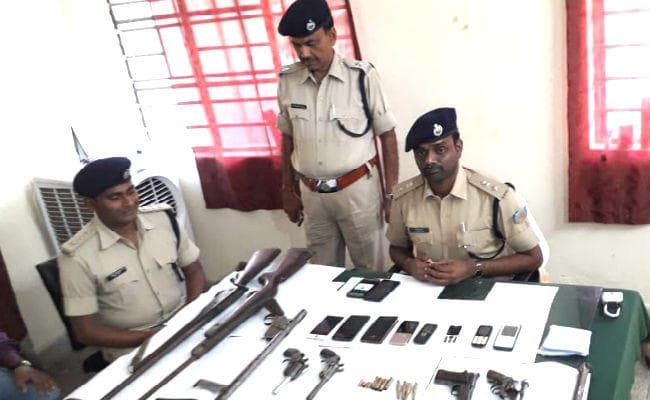 झाविमो नेता के घर मिला हथियारों का जखीरा, नाबालिग चोरों की निशानदेही पर छापेमारी