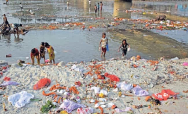 छठ पूजा को चार दिन बाकी, महानंदा में गंदगी का अंबार, नदी किनारे खुलेआम कानून की उड़ रही धज्जियां