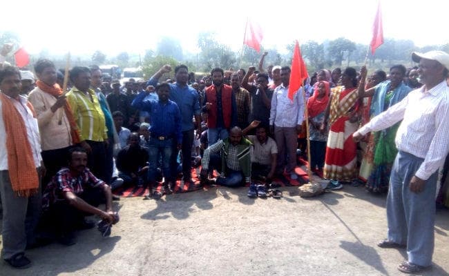 ललपनिया : टीटीपीएस में ठेका श्रमिकों व चालकों के तीन सूत्री मांग को लेकर एक दिवसीय धरना