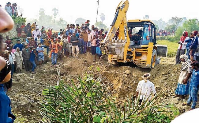 छठ में चूल्हा बनाने के लिए मिट्टी निकालने के दौरान हादसा, मिट्टी धंसने से 16 दबे, चार की मौत