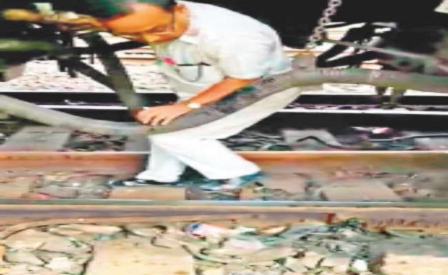 ट्रेन के नीचे लटका रहा गार्ड और चल दी ट्रेन, गार्ड बोगियों का एयर पाइप जोड़ रहा था