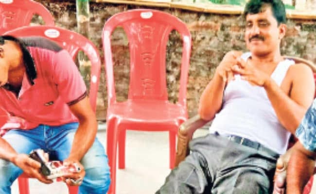 तृणमूल नेता के साथ युवक के पास नाइन एमएम पिस्टल!