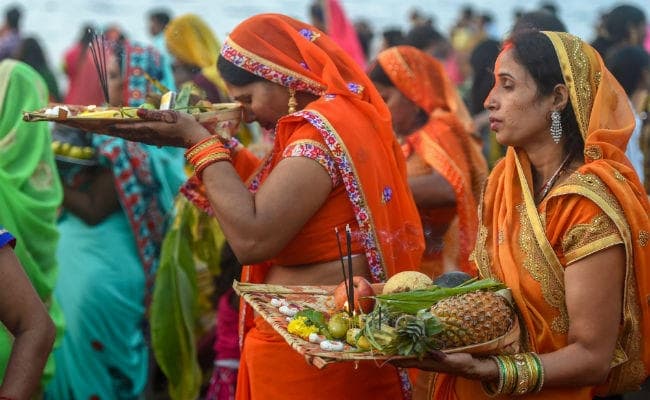 अस्ताचलगामी भगवान सूर्य को पहला अर्घ्य, नदी-तालाबों के तट पर उमड़ा आस्था का जनसैलाब