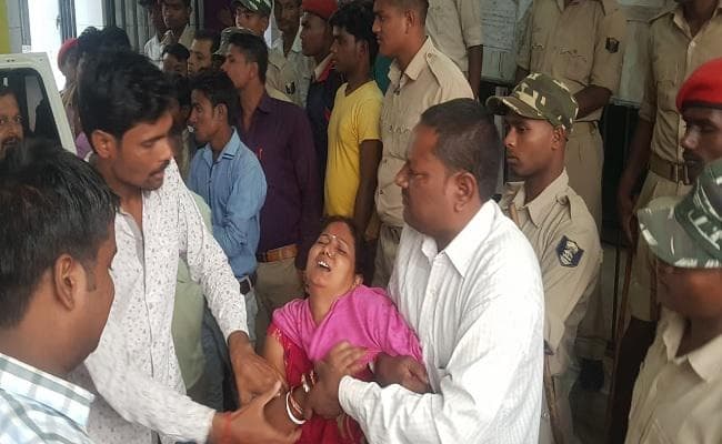 घर में घुस दिनदहाड़े युवक की गोली मारकर हत्या, विरोध में बाजार बंद
