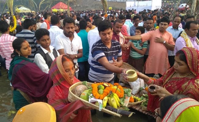 उगते सूर्य को अर्घ्य के साथ छठ पूजा का समापन, देखें चुनिंदा तस्वीरें