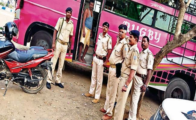 धरना पर बैठे 200 रसोइयों को लिया गया हिरासत में