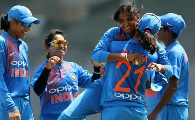 W T-20 World Cup : शानदार खेल का प्रदर्शन कर भारतीय महिला टीम सेफा में, भारत-आयरलैंड मुकाबले की देखें तसवीरें...