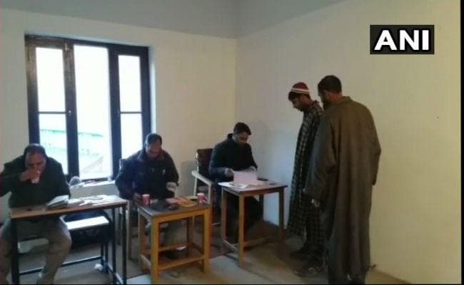 जम्मू-कश्मीर पंचायत चुनाव के लिए मतदान शुरू