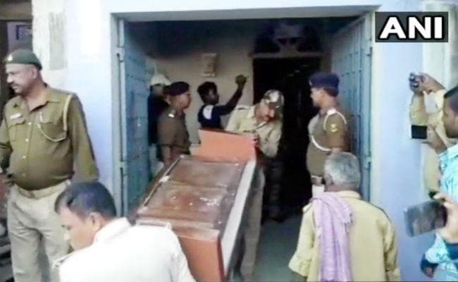 बेगूसराय पुलिस ने शुरू की पूर्व मंत्री मंजू वर्मा के आवास पर कुर्की की कार्रवाई