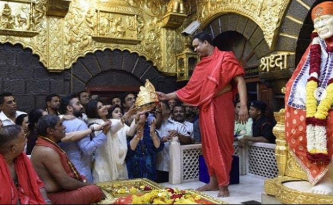 साईंबाबा के दर्शन करने पहुंचीं शिल्पा शेट्टी ने चढ़ाया सोने का मुकुट, कीमत लाखों में...