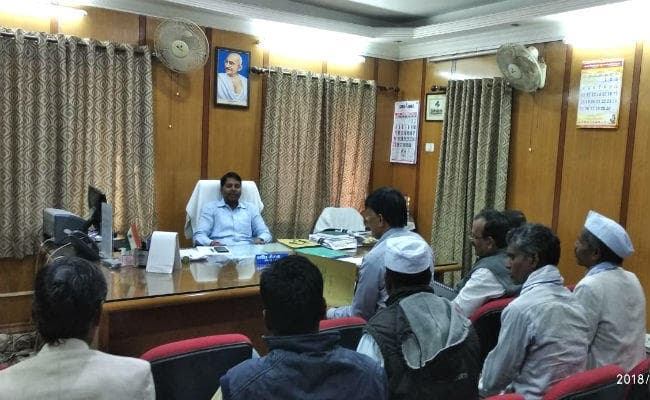 टाना भगत के परिवारों को मिलेगी उन्नत नस्ल की 4-4 देशी गायें, डीसी ने दिया आदेश