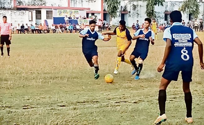 प्रभात खबर फुटबॉल टूर्नामेंट : डीआरएम दानापुर की टीम ने आरा को 4-0 से हराया
