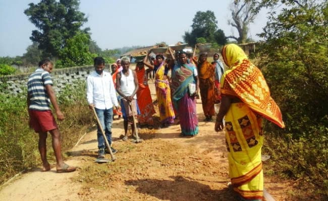सिमडेगा : ग्रामीणों ने श्रमदान कर दो किलोमीटर सड़क का किया मरम्मत