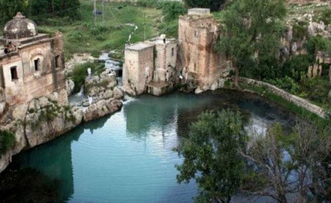 कटासराज मंदिर मामला : पाकिस्तानी न्यायालय ने सीमेंट कंपनी को 10 करोड़ रुपये जमा करने को कहा