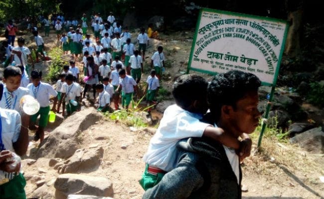महुआटांड़ : अपनी संस्कृति के उद्गम स्थल लुगूबुरु घंटाबाड़ी पहुंचा ओडिशा से छात्रों का जत्था