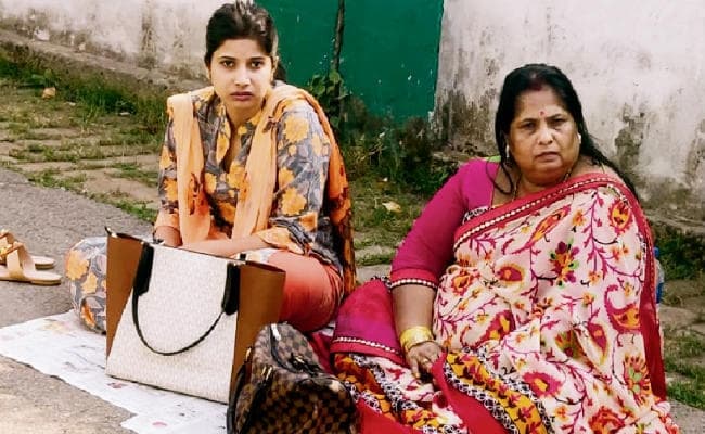 जमुई : ...जब डीएम की पत्नी ने आवास में प्रवेश के लिए दिया धरना, कहा- तलाक की अर्जी स्वीकार होने तक मैं उनकी पत्नी हूं