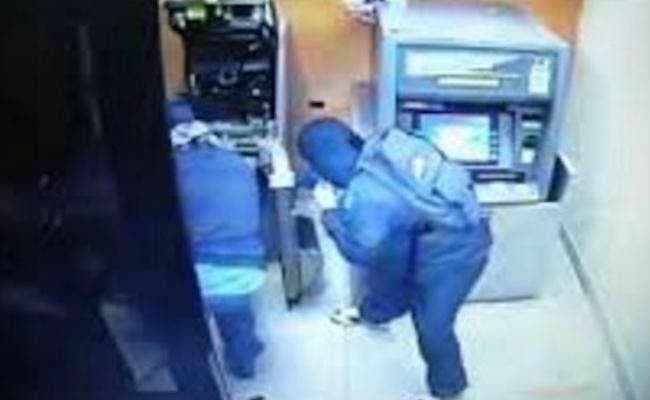 रिखिया में चोरों ने एटीएम तोड़ा, पर नहीं निकाल सके कैश