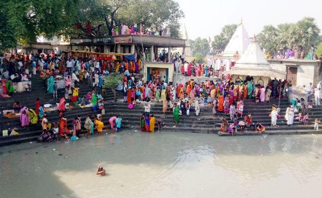 कार्तिक पूर्णिमा लाखों श्रद्धालुओं ने लगायी डुबकी, नदियों में स्नान कर किया दान