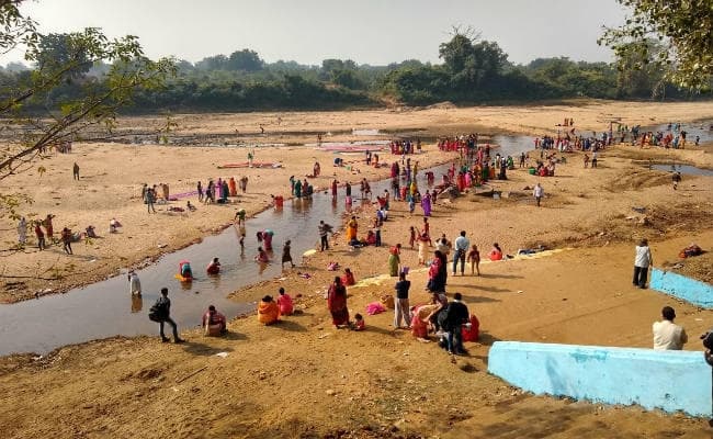 कार्तिक पूर्णिमा पर भद्रकाली मंदिर में भक्तों की भीड़ लगी, मोहने नदी में लगायी आस्था का डुबकी