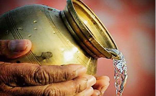 एस्ट्रो टिप्स : योग मुद्रा में सूर्यदेव को जल चढ़ाना लाभदायी