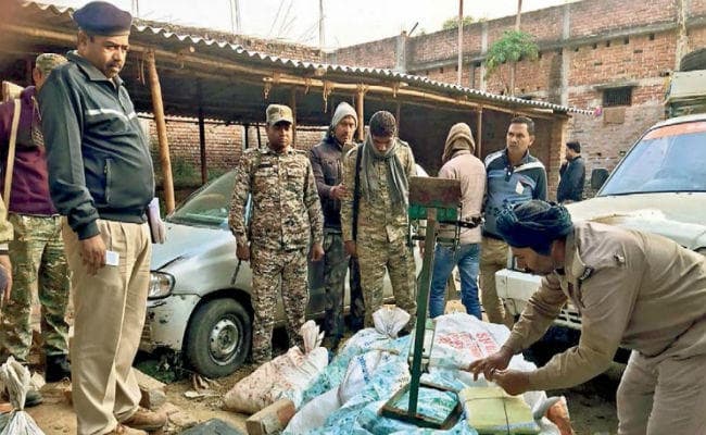 पोल्ट्री फार्म में चल रही शराब फैक्टरी का हुआ खुलासा, मुर्गी सप्लाई के बहाने हो रही थी तस्करी