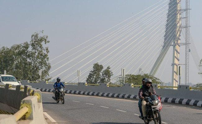 दिल्ली के सिग्नेचर ब्रिज पर फिर हुआ हादसा, एक युवक की मौत, एक घायल