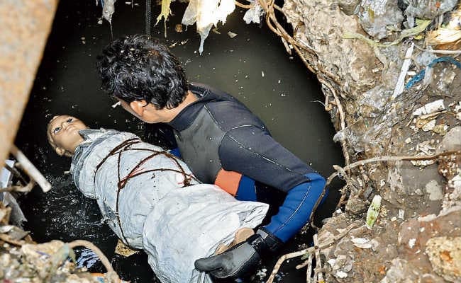 दिन भर हुई नाले की सफाई व खोजबीन, पर नहीं मिला बच्चा, ‘प्लास्टिक बेबी’ भी नहीं बता पाया दीपक का पता