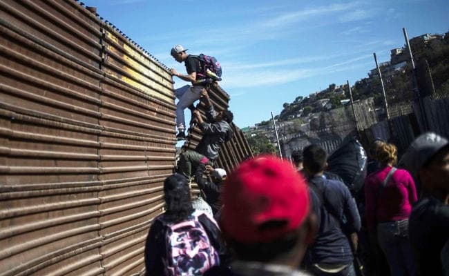 US : शरणार्थियों के सीमा पार करने की कोशिश के बाद बंद सीमा को फिर से खोला