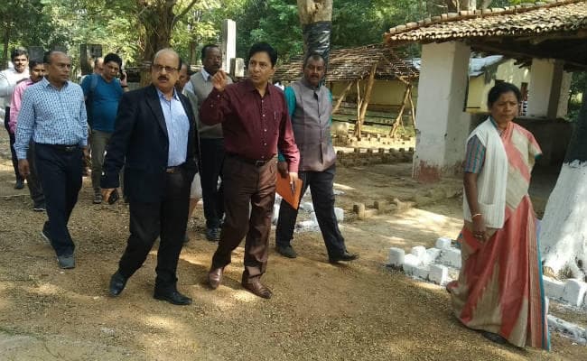 खरसावां : सेंट्रल सिल्क बोर्ड के सचिव सह सीइओ आरआर ओखांडियार ने किया दौरा