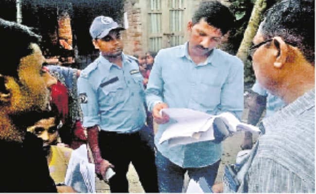 फरार नकली नोट तस्करों के घरों पर पोस्टर चस्पा किया, अपराधी के नहीं पकड़े जाने की सूरत में जब्त होगी संपत्ति