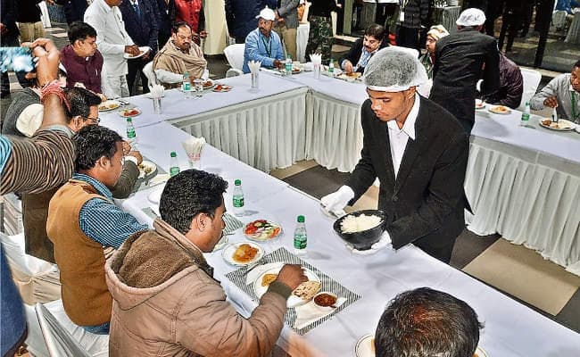 रांची : ....जब सीएम रघुवर दास ने किया किसानों के साथ भोजन