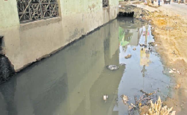 नाले, गड्ढे व जलसंकट के बीच जीते हैं यहां के लोग