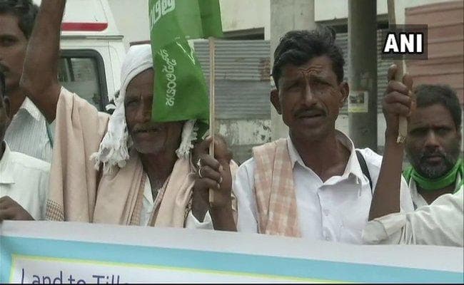 कर्ज में राहत और उपज के उचित मूल्य की मांग को लेकर दिल्ली के रामलीला मैदान में जुटने लगे किसान