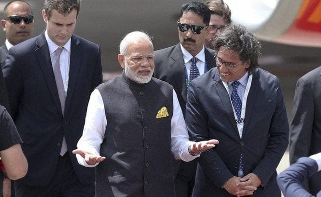 जी-20 शिखर सम्मेलन में भाग लेने अर्जेंटीना पहुंचे मोदी, होटल में भारतीयों से की मुलाकात