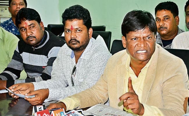 धनबाद : माफिया तत्वों के इशारे पर रंगदारी का अारोप लगा रहे हैं बीएन सिंह : ढुल्लू