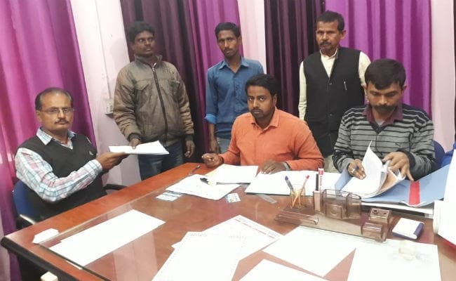 बड़कागांव : दूसरी बार पैक्स अध्यक्ष बने स्वरूप नारायण सिंह, प्रदीप महतो को 54 वोट से हराया