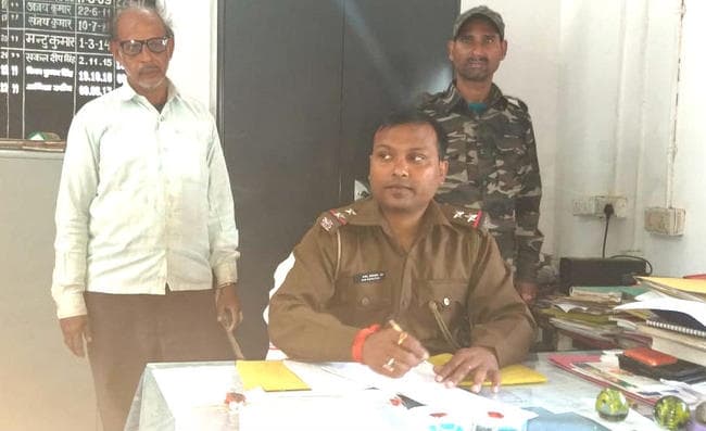 एक किलो गांजा के साथ एक तस्कर बाइक के साथ गिरफ्तार
