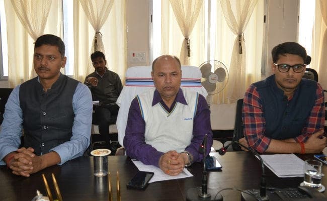 सिमडेगा : चुनाव को लेकर अधिकारियों को उपायुक्त ने दिया सतर्क रहने का निर्देश