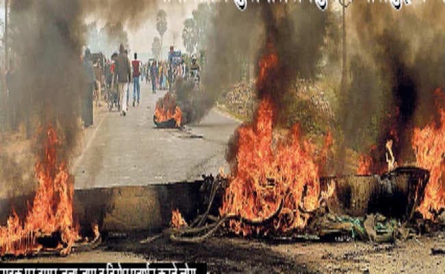 दंपती को हाइवा ने कुचला, पत्नी ने मौके पर तोड़ा दम, पति गंभीर, गुस्साये लोगों ने किया हंगामा