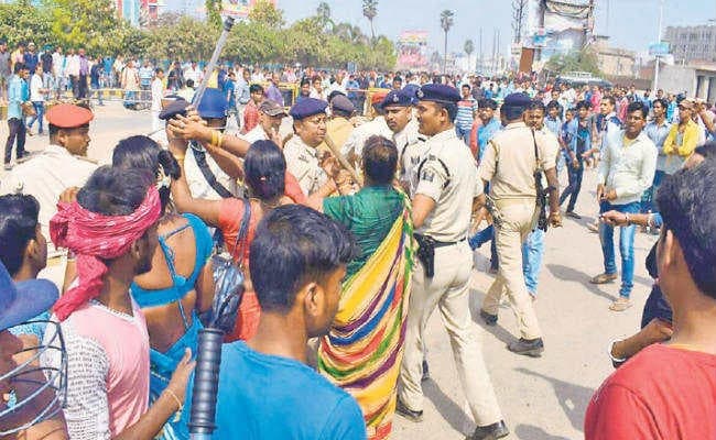 जमशेदपुर : पुलिसकर्मियों ने उतरवाये किन्नर के कपड़े, दुर्व्यवहार भी किया