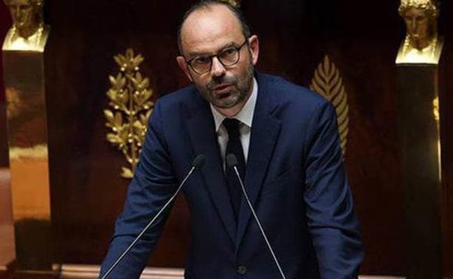 फ्रांस में हिंसक विरोध के बाद पेट्रोलियम ईंधन पर करों में प्रस्तावित वृद्धि टली