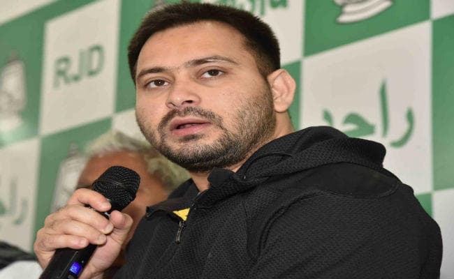 पटना पहुंच सरकार पर बरसे तेजस्वी, कहा- सब छोड़ लालू परिवार के पीछे पड़ी है सरकार