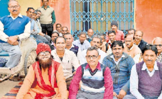 चास : एसएस कॉलेज में कामकाज ठप, दो गुटों में बंटे शिक्षक व कर्मी, एक गुट का धरना जारी
